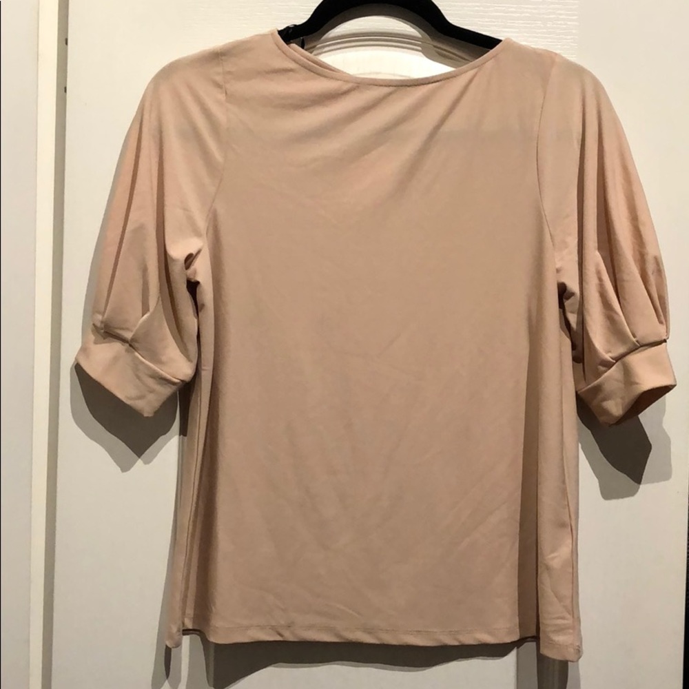 Detailed sleeve shirt